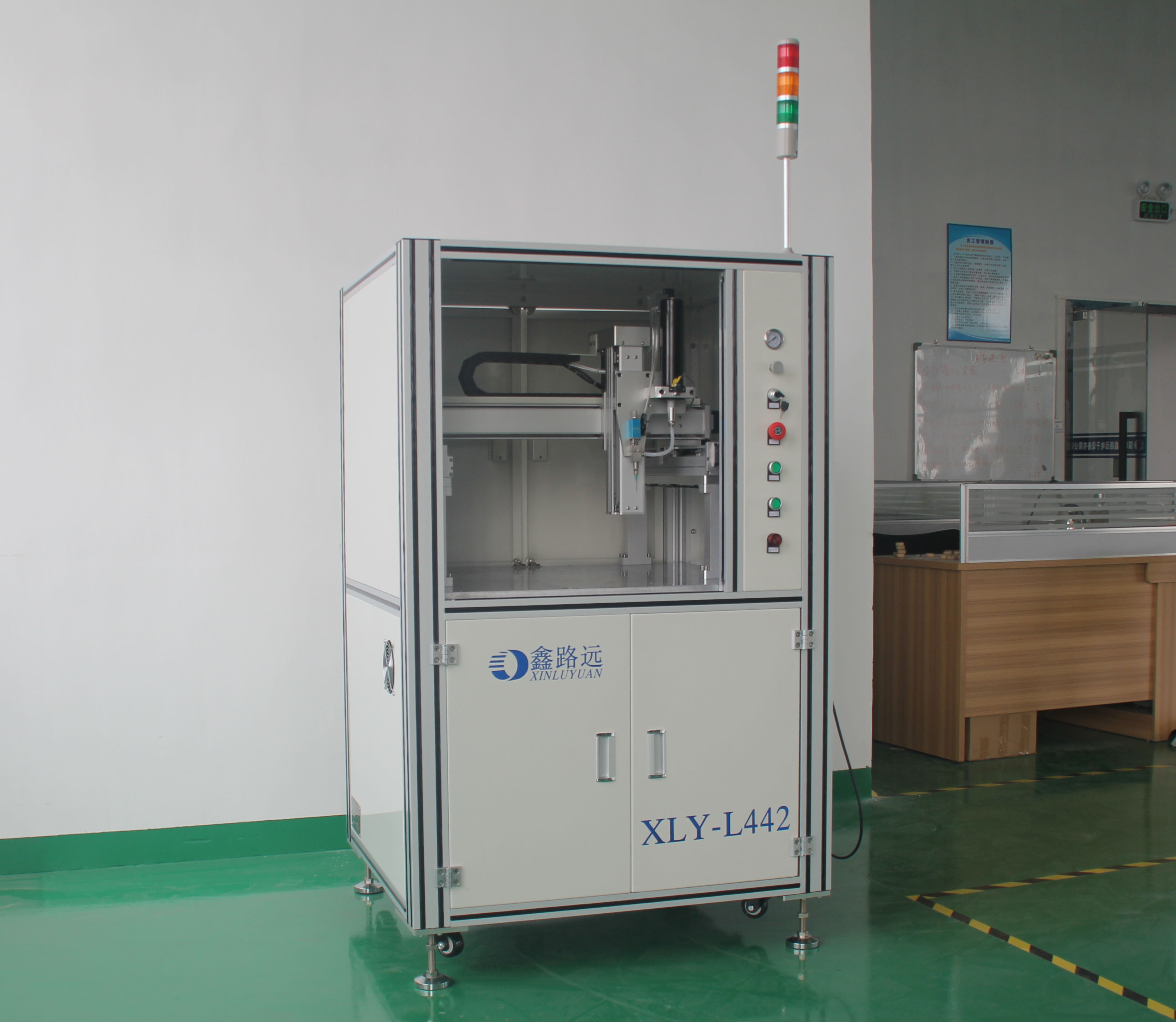深圳鑫路遠(yuǎn)全自動點膠機XLY-L442，高效率，低價錢